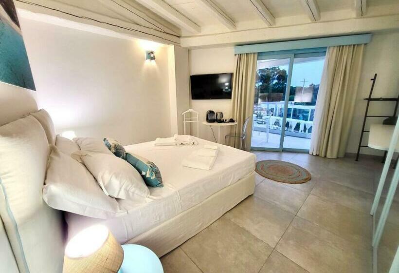 اتاق لوکس با چشم‌انداز استخر, Oasi Blu Sardinia