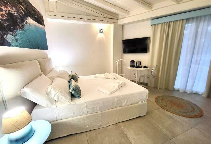 اتاق لوکس با چشم‌انداز استخر, Oasi Blu Sardinia