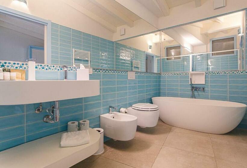 اتاق لوکس با چشم‌انداز استخر, Oasi Blu Sardinia