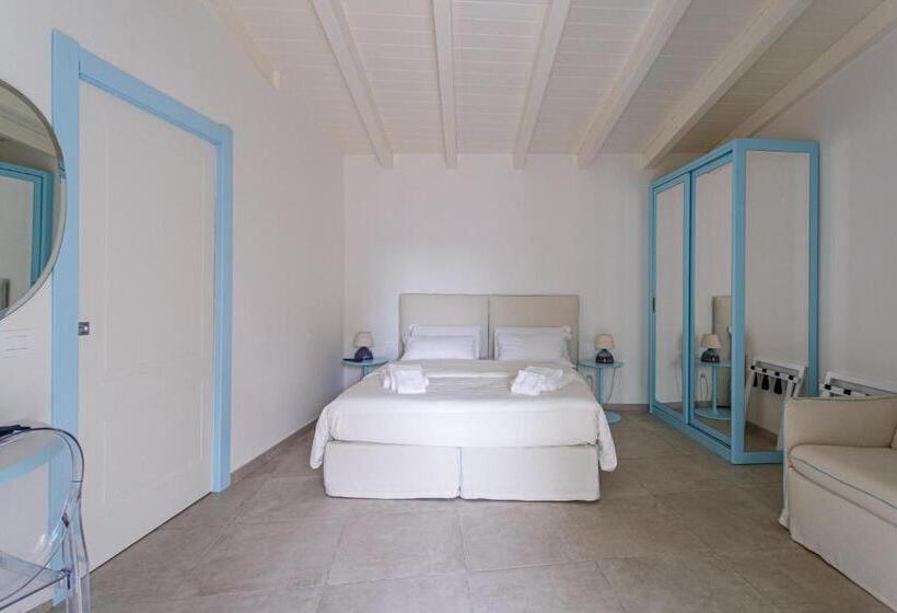 اتاق لوکس با چشم‌انداز استخر, Oasi Blu Sardinia