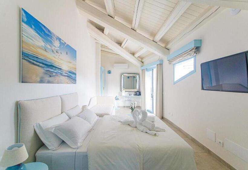 سوییت جونیور با چشم‌انداز استخر, Oasi Blu Sardinia
