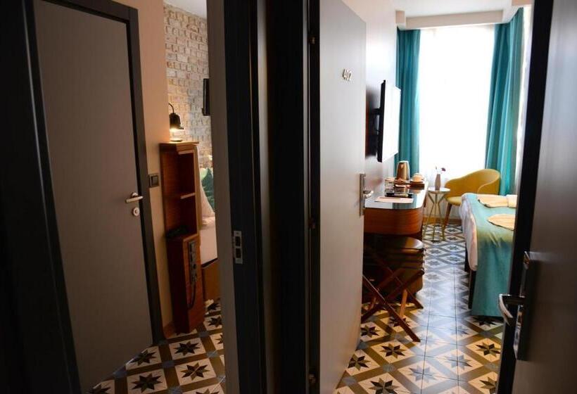 آپارتمان یک خوابه با دری مشترک که هال را جدا می کند., Pera Luna Residence