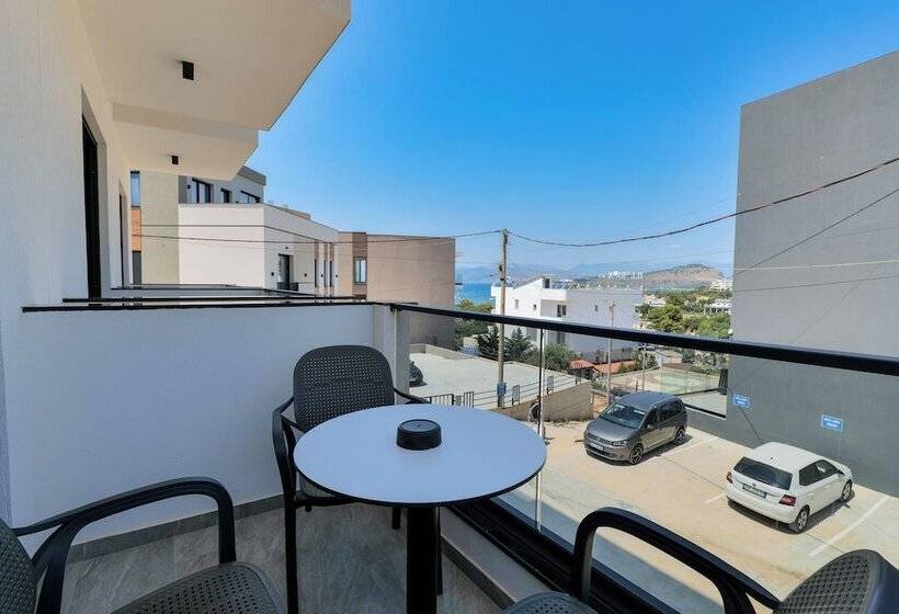 سوییت با چشم‌انداز دریا, Siars