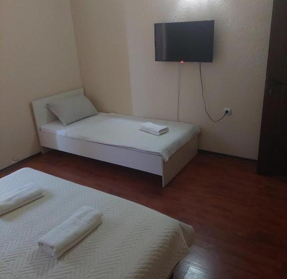 اتاق استاندارد سه نفره, Shale Apartments And Rooms