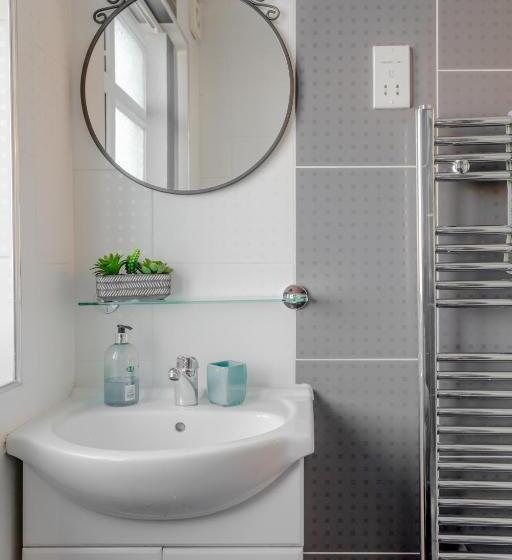 Номер Стандарт Трехместный, Room In Guest Room   Apple House Wembley   Family Room With Shared Bathroom
