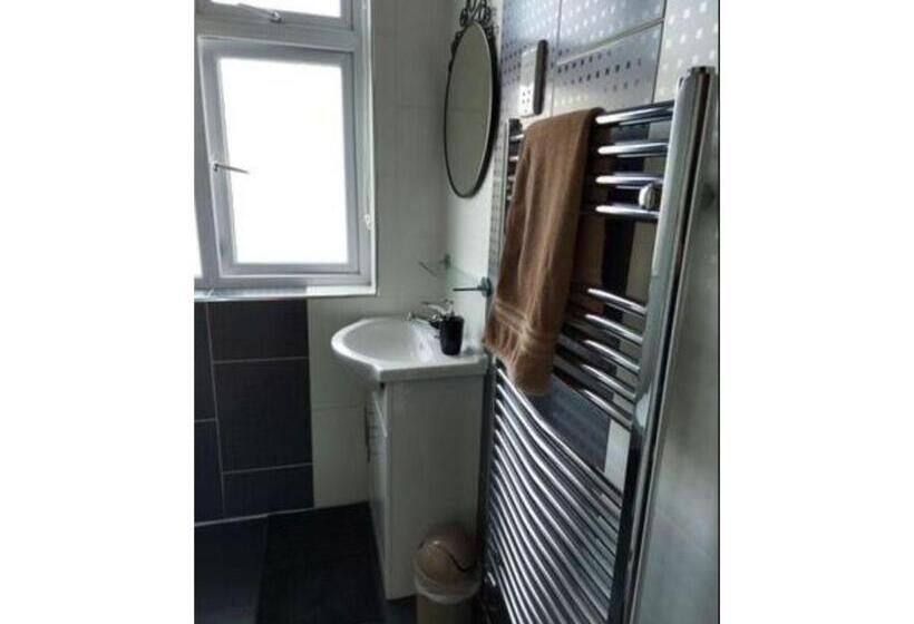 Номер Стандарт Трехместный, Room In Guest Room   Apple House Wembley   Family Room With Shared Bathroom