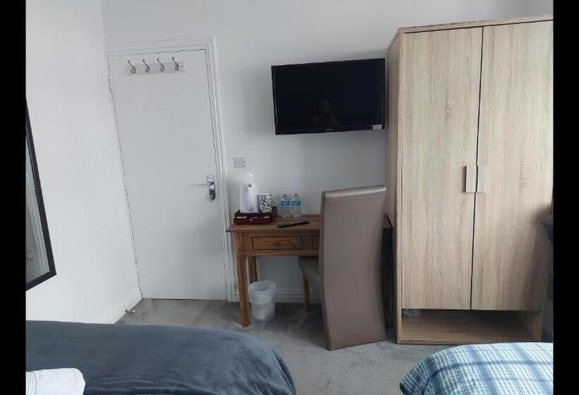 Номер Стандарт Трехместный, Room In Guest Room   Apple House Wembley   Family Room With Shared Bathroom