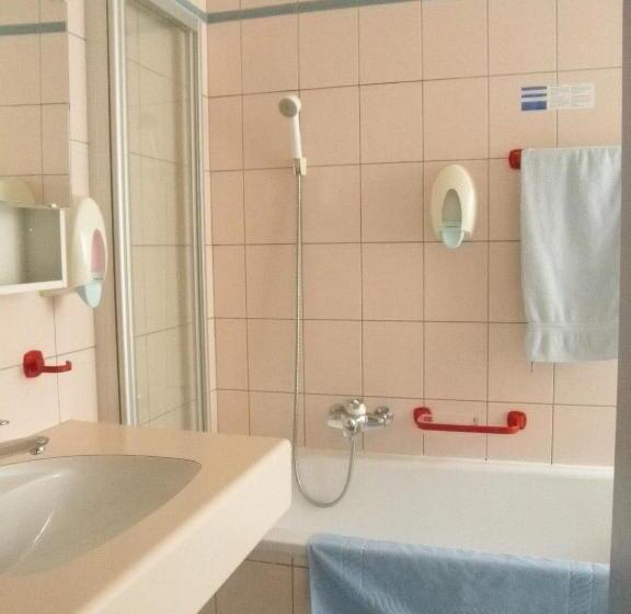 Четырехместный Номер Стандарт, Hôtel Du Port   Free Parking   Breakfast Included
