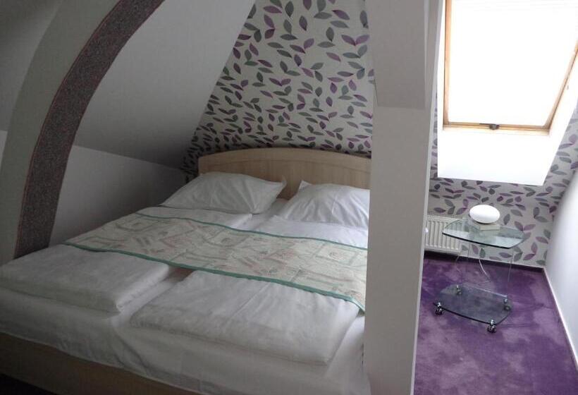 سوئیت پنت هاوس, Vacek Pod Věží