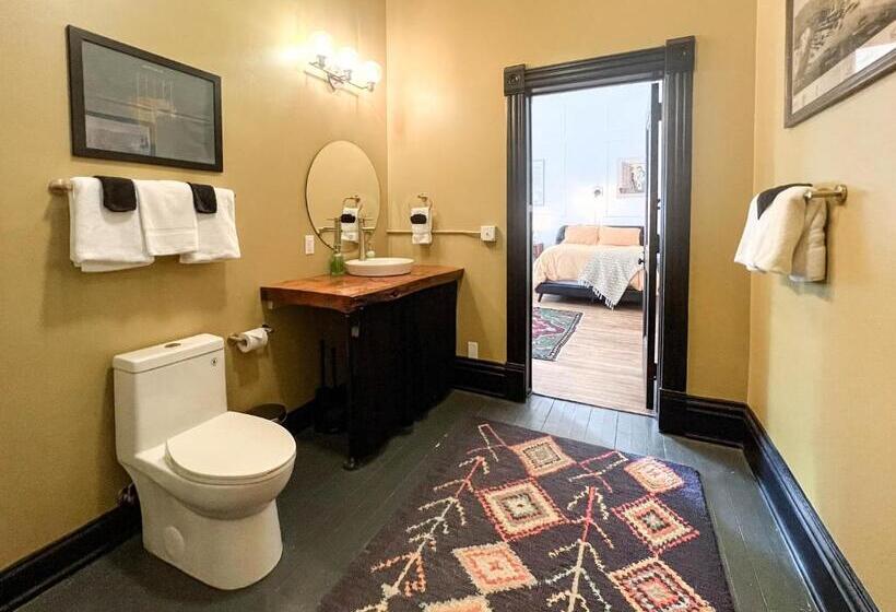 デラックスルーム, The Oliver Inn