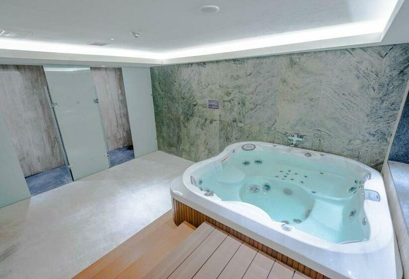 استودیو استاندارد با بالکن, Emka Lodge Studio Room The Vertu Apartemen Ciputra World Surabaya