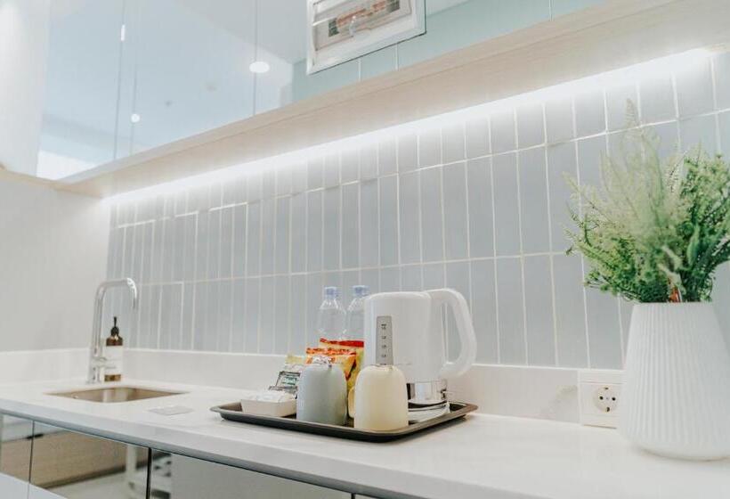 استودیو استاندارد با بالکن, Emka Lodge Studio Room The Vertu Apartemen Ciputra World Surabaya