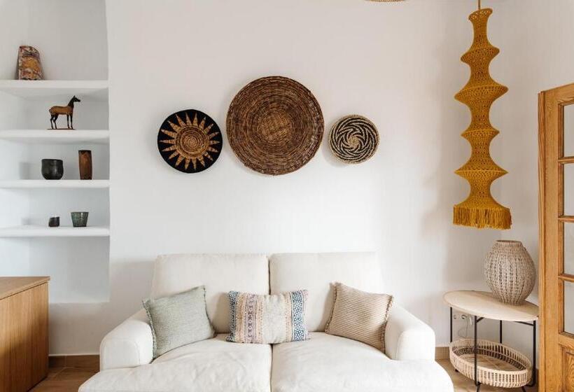 سوییت جونیور در طبقه همکف, Petunia Ibiza, A Beaumier