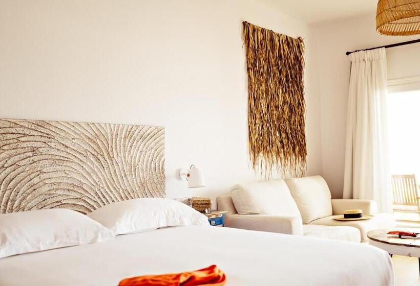 سوییت جونیور در طبقه همکف, Petunia Ibiza, A Beaumier