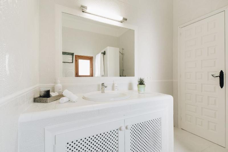 اتاق استاندارد, Petunia Ibiza, A Beaumier