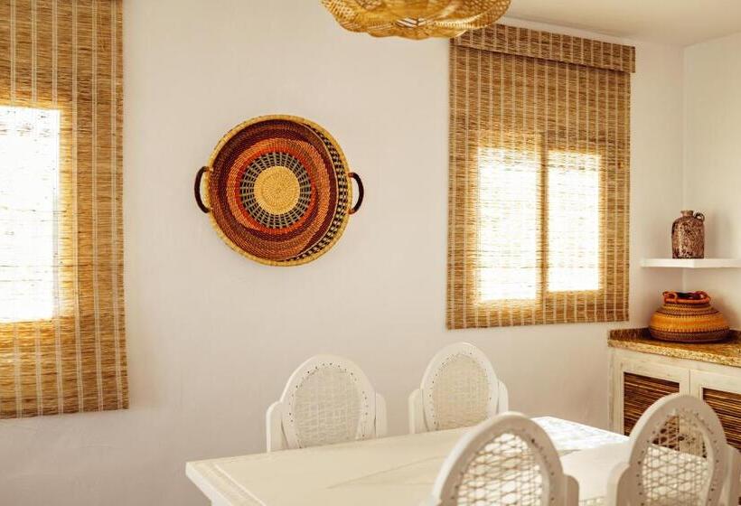 سوییت با چشم‌انداز دریا, Petunia Ibiza, A Beaumier