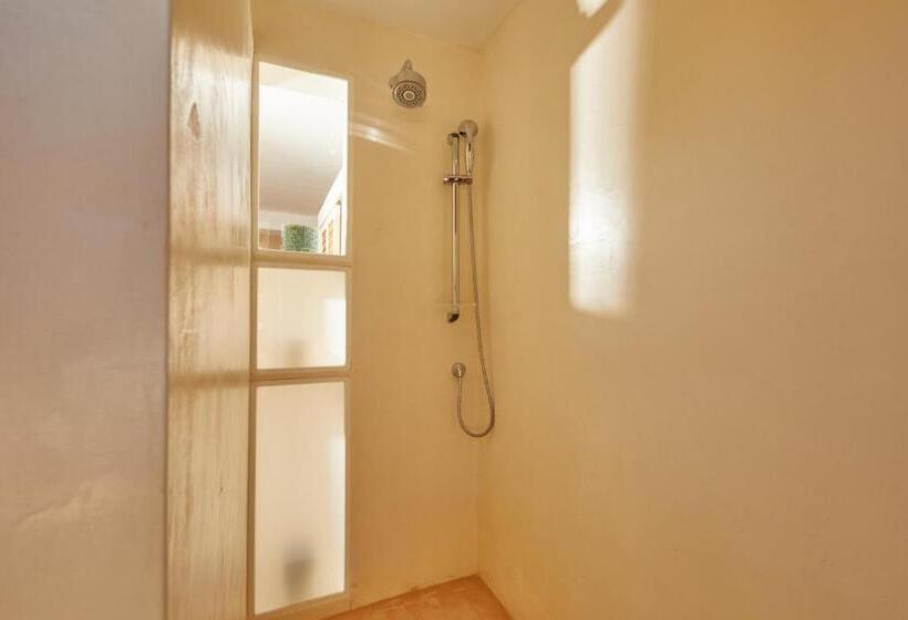 سوییت با چشم‌انداز دریا, Petunia Ibiza, A Beaumier