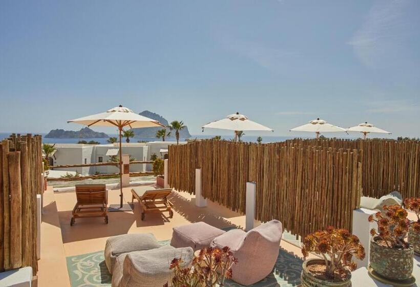 سوییت با چشم‌انداز دریا, Petunia Ibiza, A Beaumier