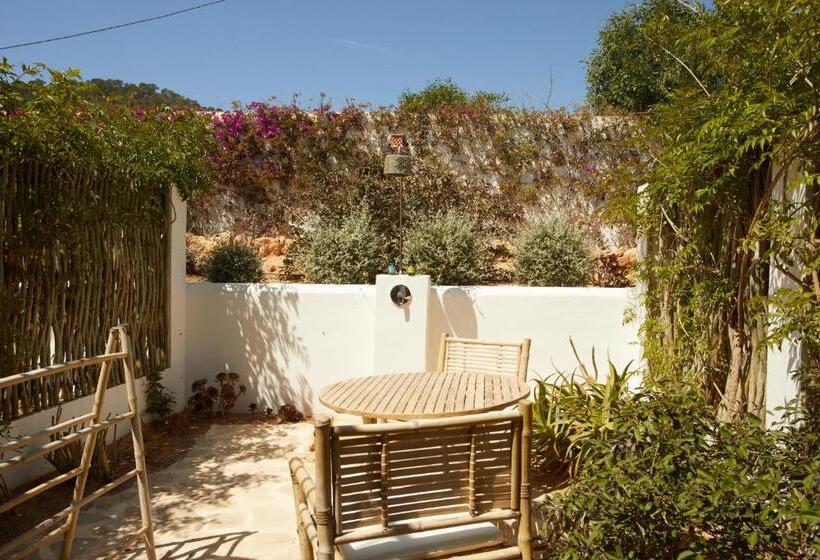سوییت با چشم‌انداز دریا, Petunia Ibiza, A Beaumier