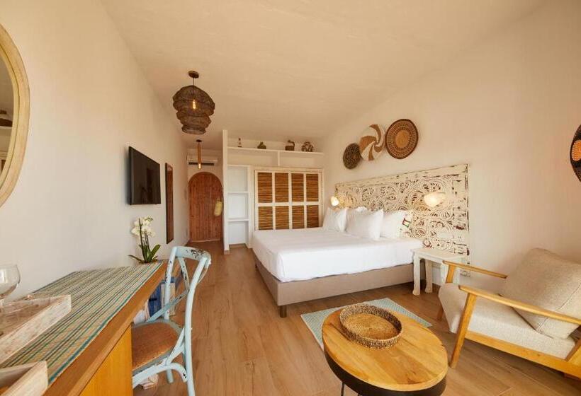 اتاق استاندارد با بالکن و چشم‌انداز دریا, Petunia Ibiza, A Beaumier