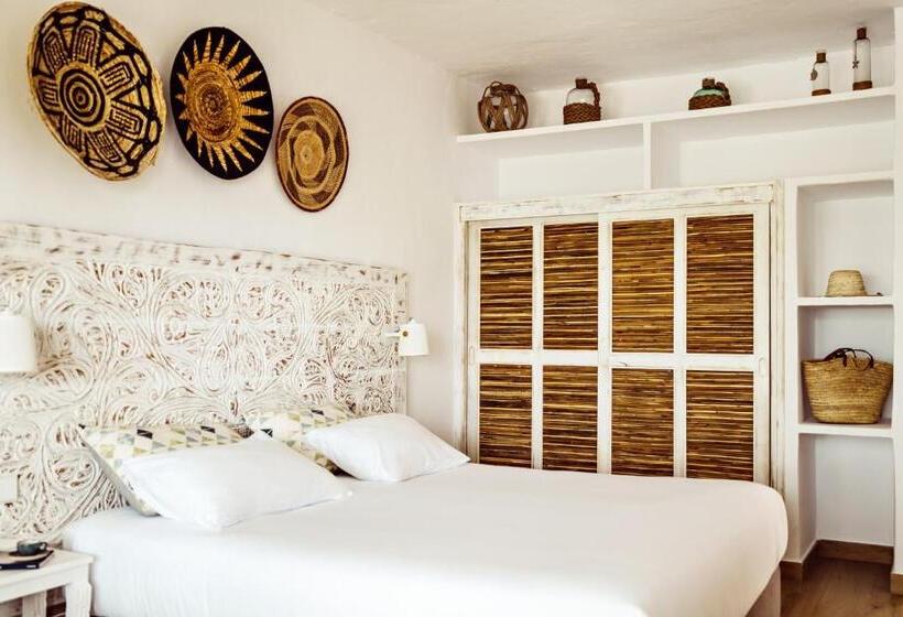 اتاق استاندارد با بالکن و چشم‌انداز دریا, Petunia Ibiza, A Beaumier