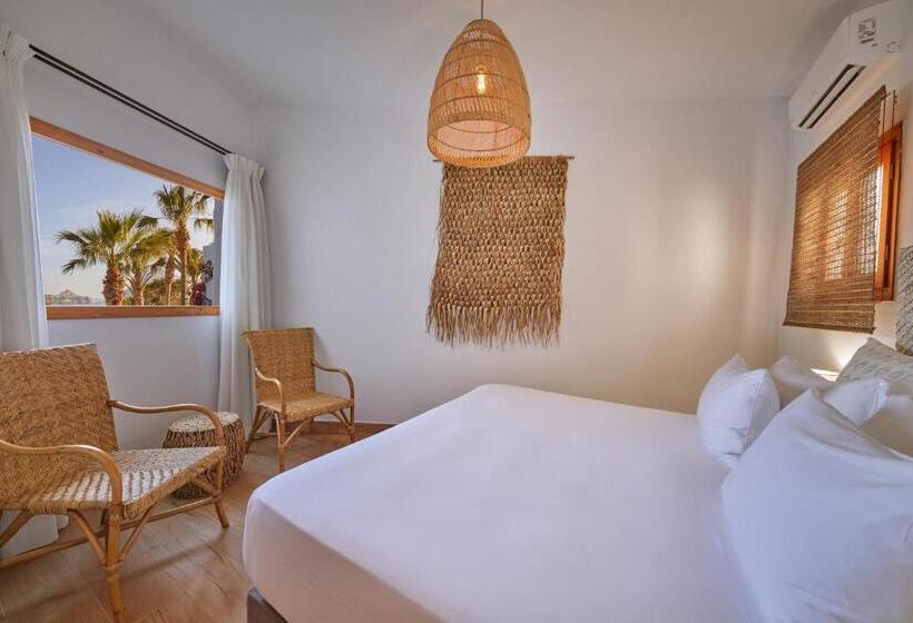 سوییت جونیور در طبقه همکف, Petunia Ibiza, A Beaumier