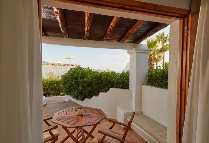 سوییت جونیور در طبقه همکف, Petunia Ibiza, A Beaumier