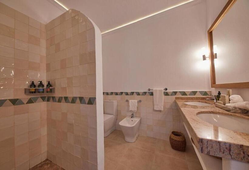 سوییت جونیور در طبقه همکف, Petunia Ibiza, A Beaumier