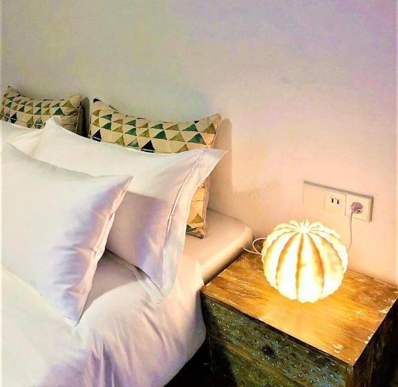 اتاق استاندارد, Petunia Ibiza, A Beaumier