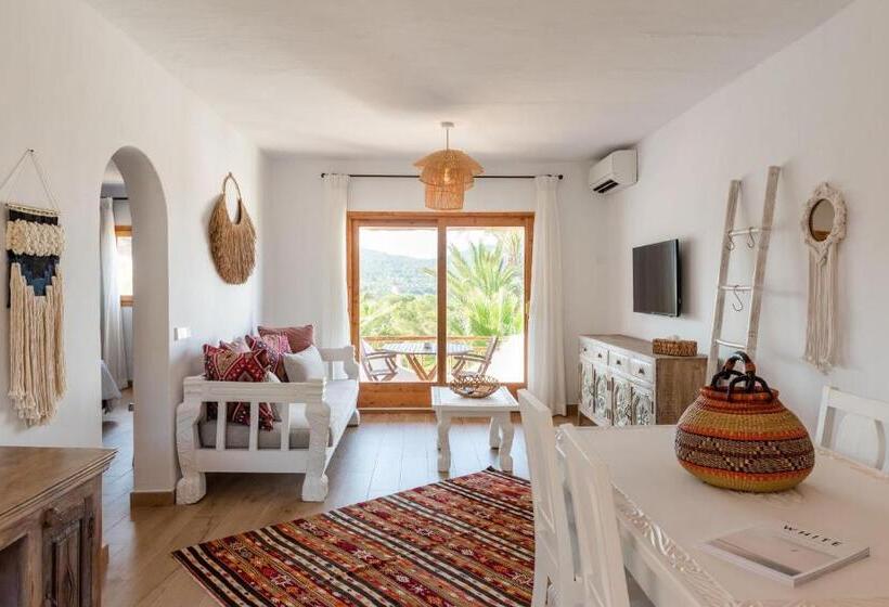 سوییت با چشم‌انداز دریا, Petunia Ibiza, A Beaumier