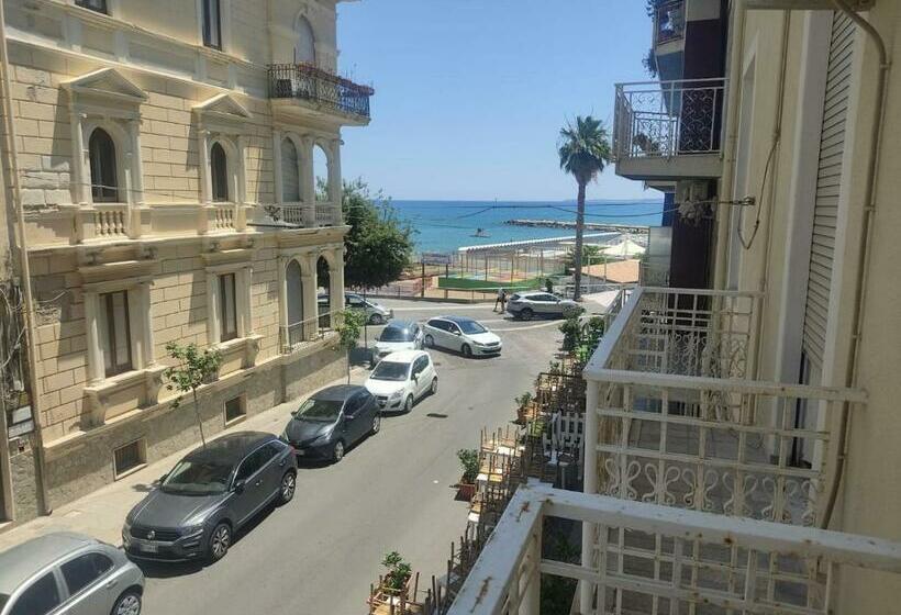 اتاق لوکس با بالکن و چشم‌انداز دریا, B&b Le Muse