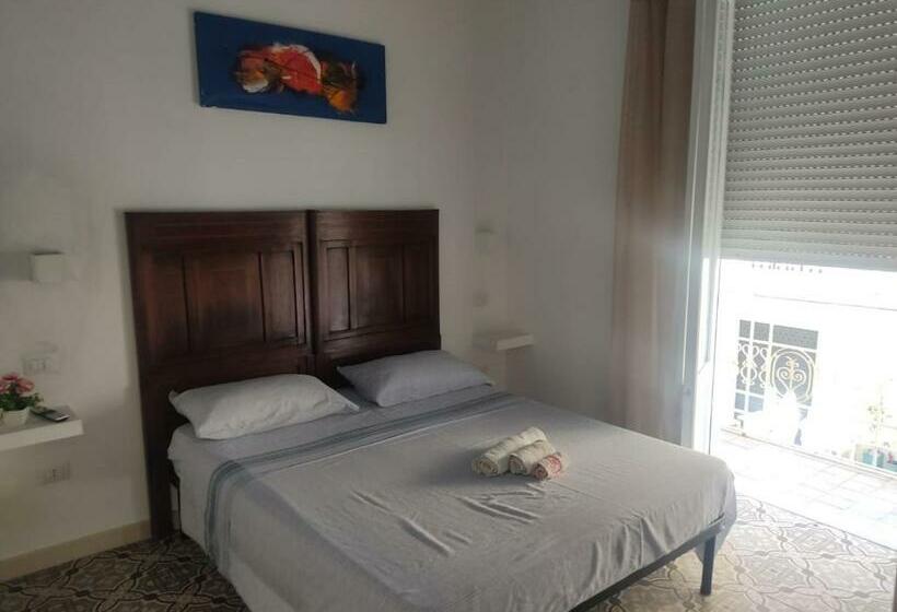 اتاق لوکس با بالکن و چشم‌انداز دریا, B&b Le Muse
