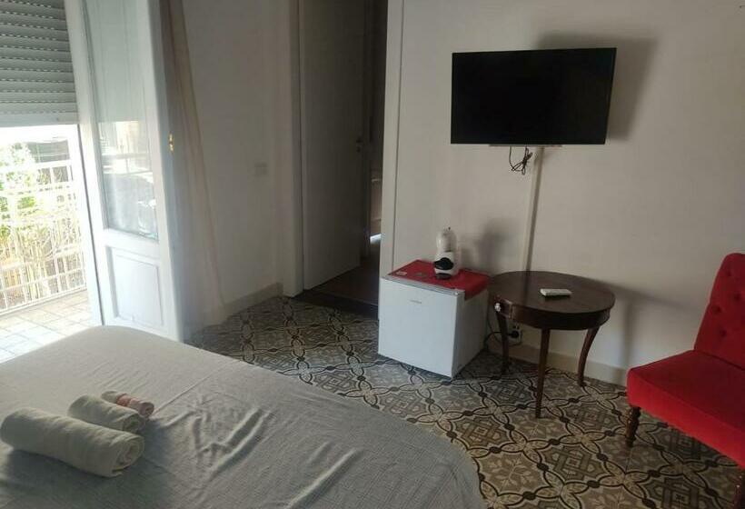 اتاق لوکس با بالکن و چشم‌انداز دریا, B&b Le Muse