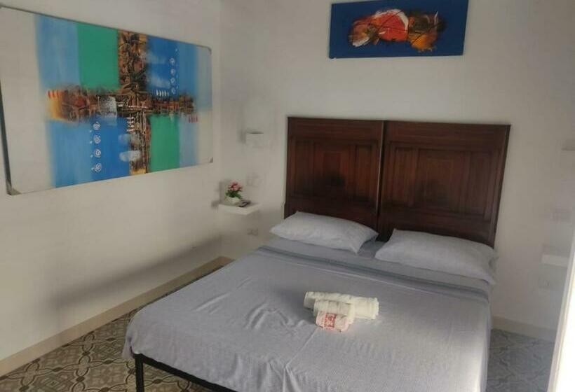 اتاق لوکس با بالکن و چشم‌انداز دریا, B&b Le Muse