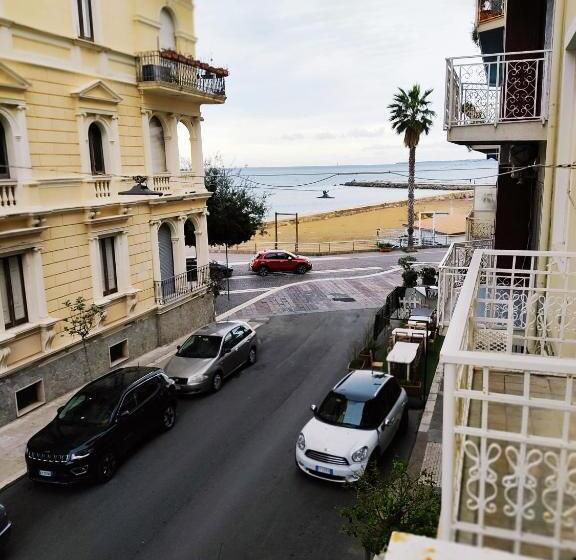 اتاق لوکس با بالکن و چشم‌انداز دریا, B&b Le Muse