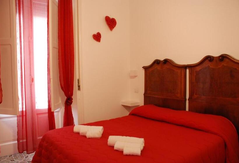 اتاق لوکس با بالکن و چشم‌انداز دریا, B&b Le Muse