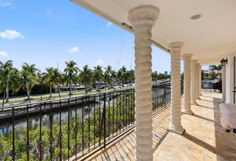 سوییت سوپریور با چشم‌انداز دریا, Isle Of Venice Residence And Marina