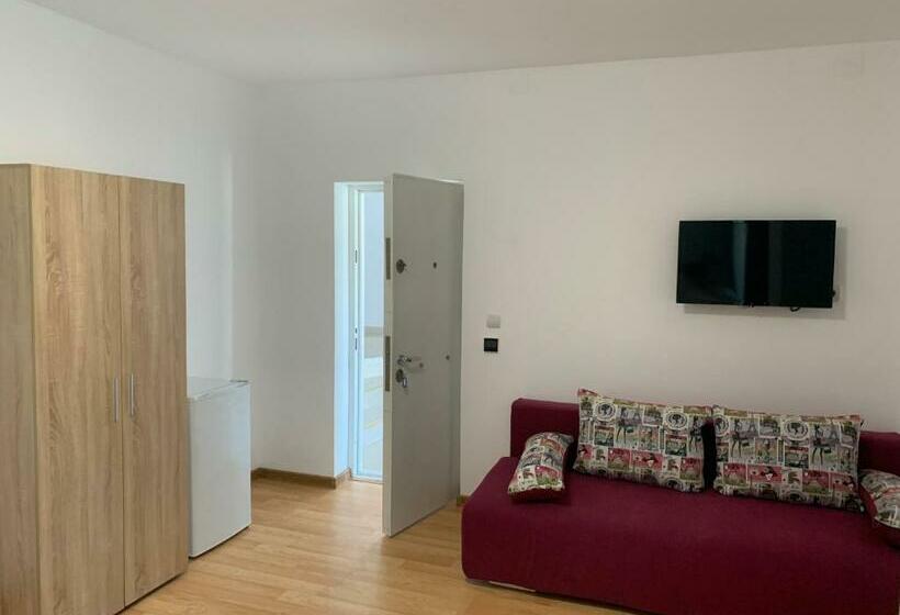 غرفة أساسية ثلاثية, Casa Roa