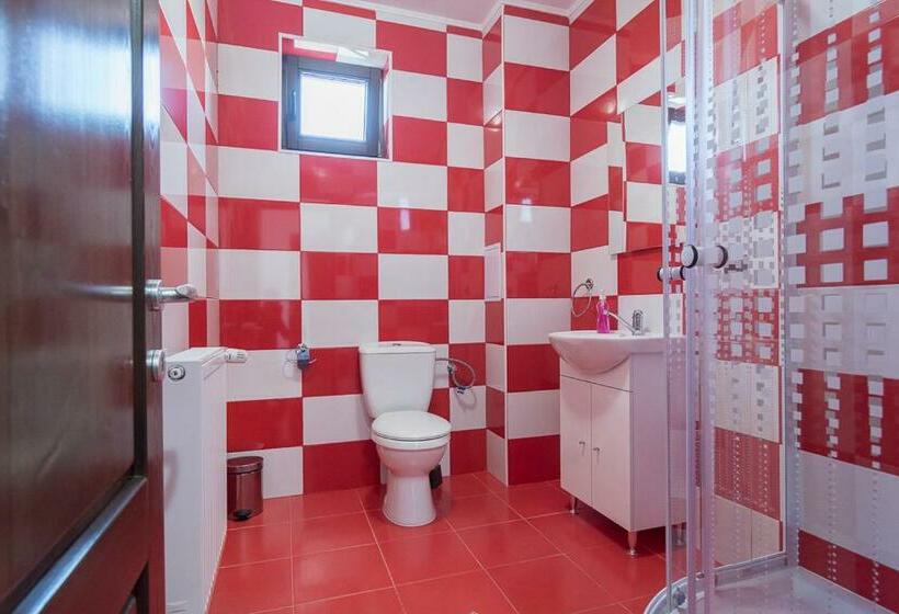 Quarto Triplo Estandar, Pensiunea Farmecul Naturii și Căsuțe Individuale De închiriat Colibița