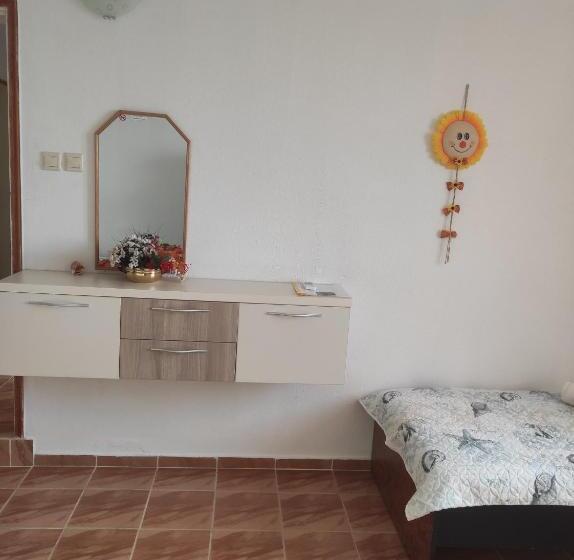 Triple Room Sea View, ваканционни къщи на брега  Holiday Houses On The Coast