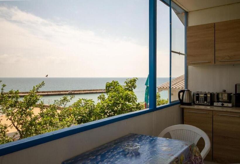 Triple Room Sea View, ваканционни къщи на брега  Holiday Houses On The Coast
