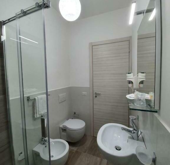Quarto Estandar com Sacada, Oikia Rooms