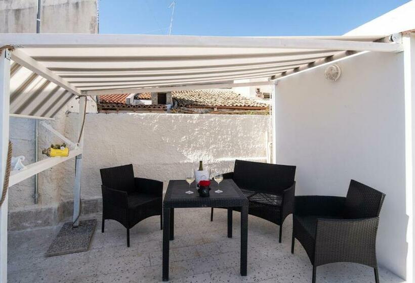 سوییت با چشم‌انداز دریا, Ortigia Terrace Sea View
