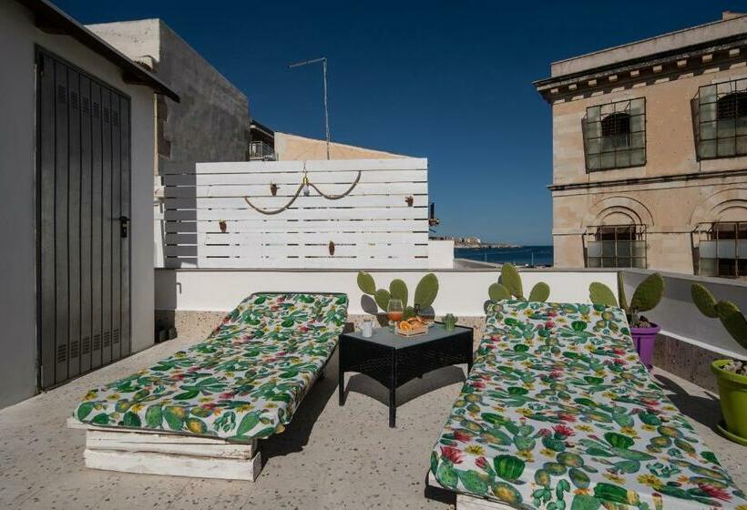 سوییت با چشم‌انداز دریا, Ortigia Terrace Sea View
