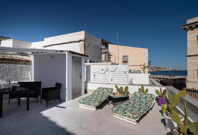سوییت با چشم‌انداز دریا, Ortigia Terrace Sea View