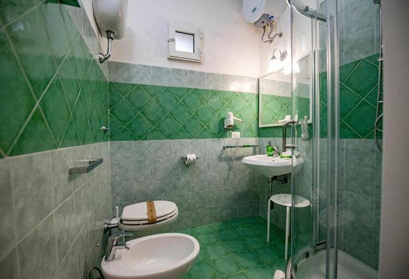 غرفة سوبيريور ثلاثية مطلّة علي البحر, Sonnino B&b