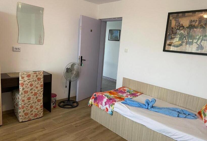 Трехместный Номер Стандарт с Балконом, Jacky S House