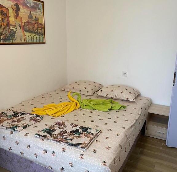 Номер Стандарт, Jacky S House