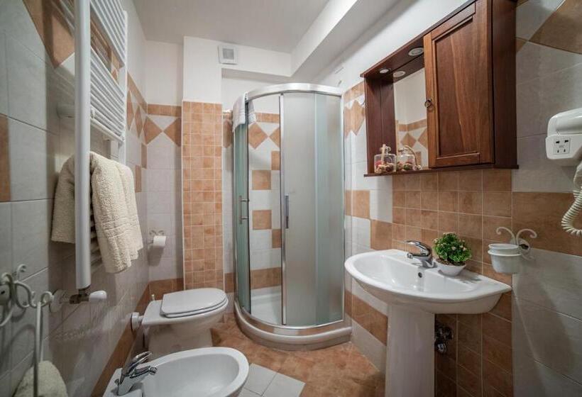 اتاق استاندارد سه نفره, Albergo Ad Astra
