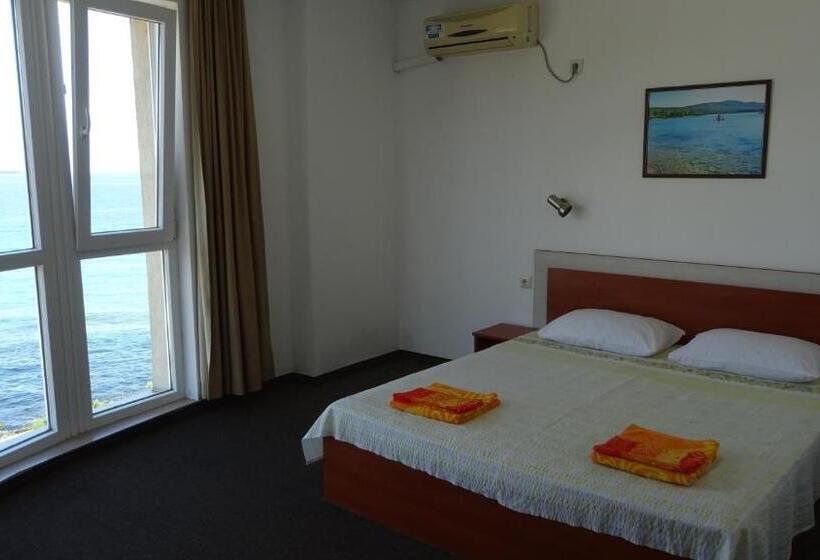 اتاق سه نفره سوپریور با چشم‌انداز دریا, Dobrevi Guest House